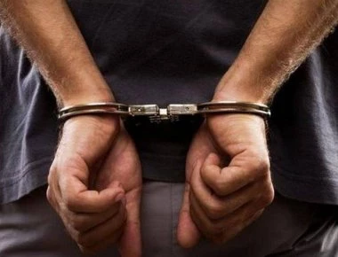 Είχε 4 εκκρεμείς καταδίκες κι έκανε χλιδάτες διακοπές στη Σαντορίνη